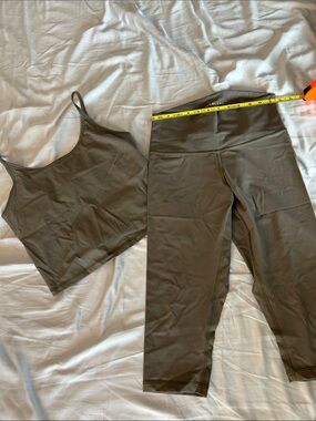 Everlane athletic set- High-Waist Capri Leggings & Crop Tank with shelf bra EUC